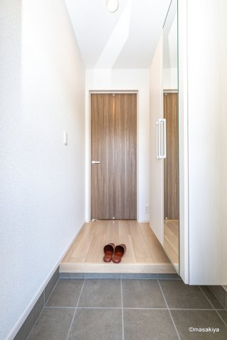 ソラティオの玄関|同タイプの画像です。色、仕様は若干異なる場合がございます。