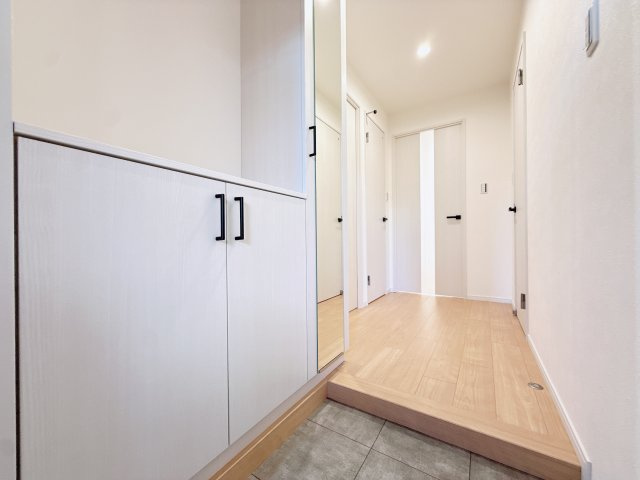 ユニーブル旭ヶ丘の玄関|収納もある玄関です