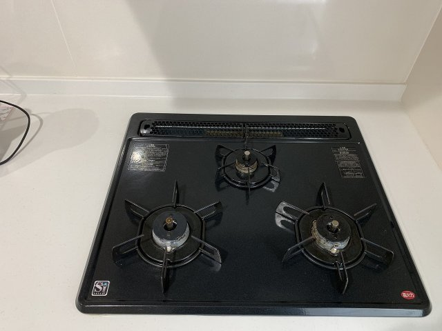 ぬこハウス堀切のキッチン|ガスコンロは、３口もあるので、同時に料理することも可能ですね。