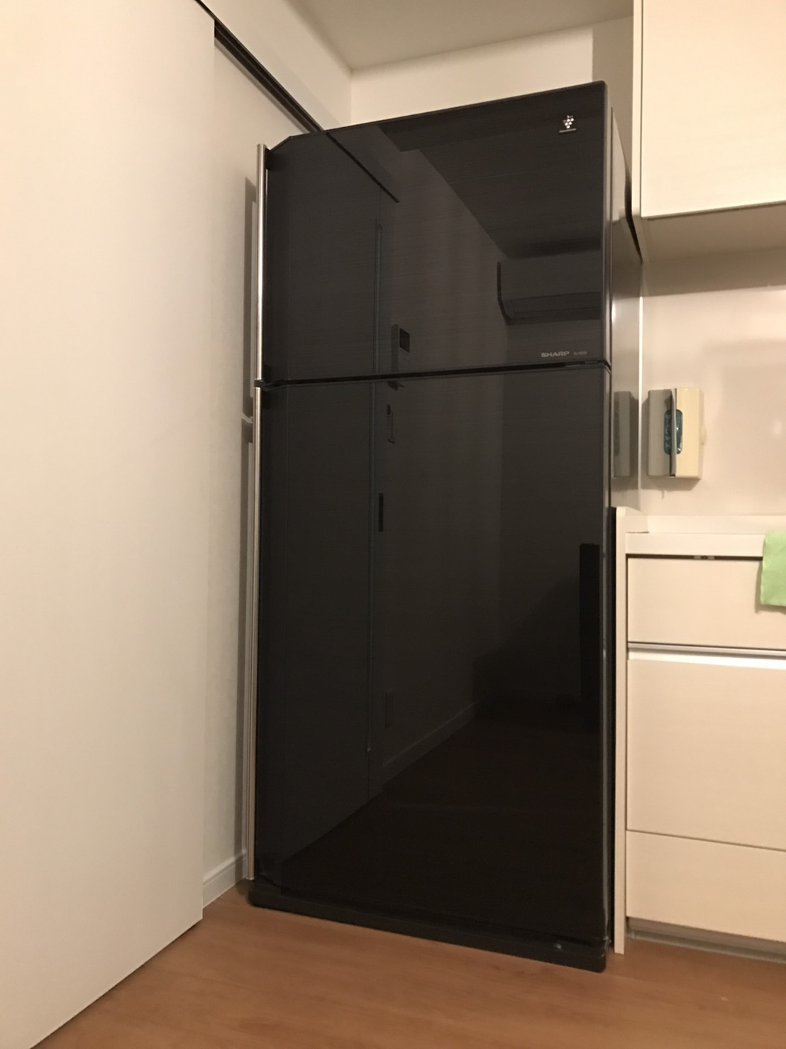 ぬこハウス堀切のキッチン|大型の冷蔵庫が完備。各入居者の使用区分がしっかりと分けられていますので、ご安心下さい。もし、こちらで