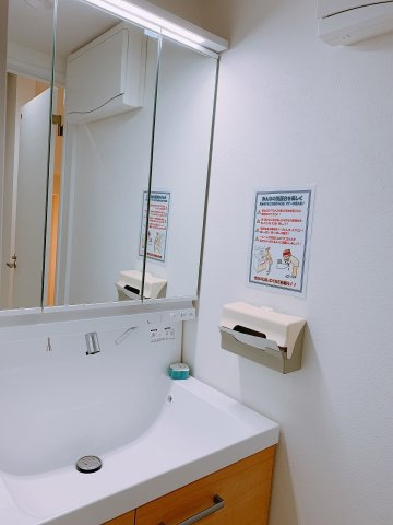 ぬこハウス堀切の独立洗面台|清潔感のある大きな独立洗面台は、朝の準備もはかどりますね。