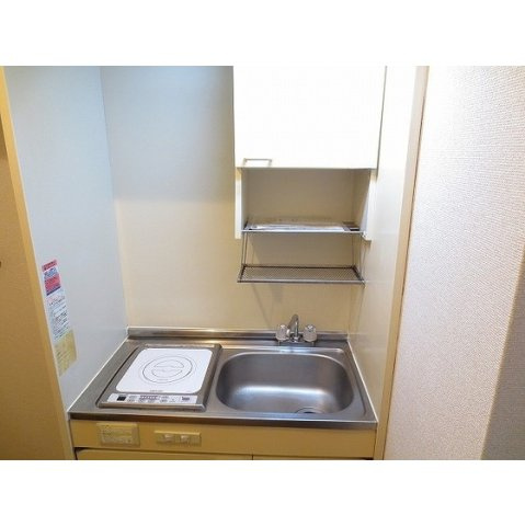 アーバンフラッツのキッチン|コンパクトなキッチンで掃除もラクラク