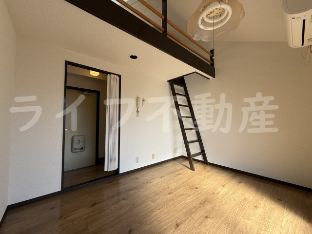 スリーテンロフトの居間・リビング|こちらの居間で趣味の時間をお楽しみください