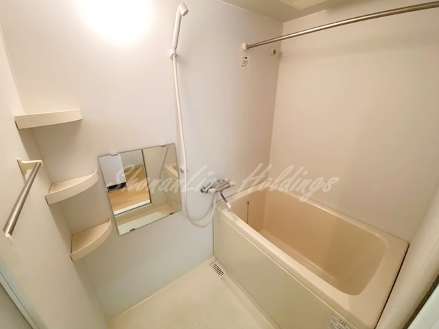 藤沢市朝日町の賃貸マンションの浴室|清潔感のあるお風呂です♪