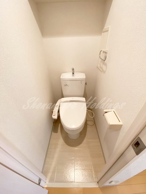 藤沢市朝日町の賃貸マンションのトイレ|清潔感のあるトイレです