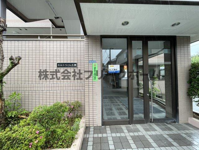 三鷹市上連雀１丁目の賃貸マンションのエントランス