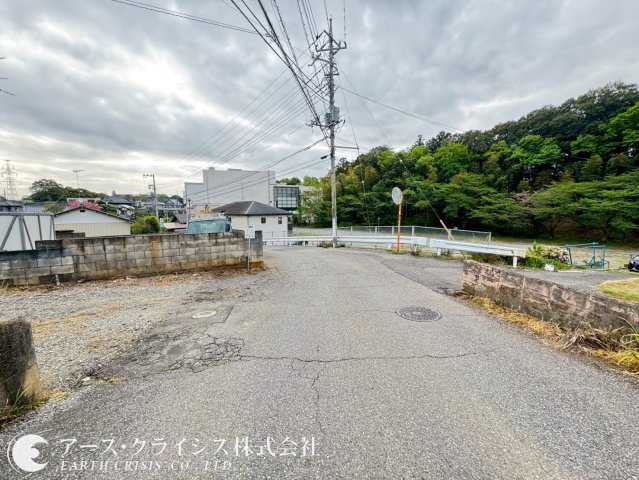 【前面道路含む現地写真】 | 柏市大島田 | 贅沢な平屋プラン。開放感ある暮らしと利便性を両立できる希少な立地。複数台駐車やガレージハウスも実現可能な226坪超の広さ。車好きには嬉しいゆとりある敷地と快適な生活環境。