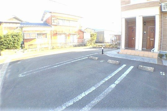 クレメント大江の駐車場|車をお持ちの方に嬉しい駐車場付きの物件です