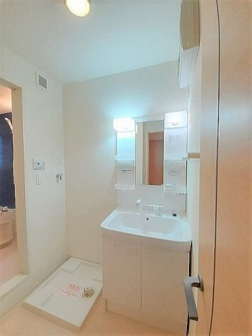 ソレイユフィールドⅢの洗面所|ゆったりとスペースのある洗面所