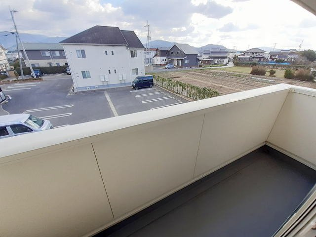 ヴェルデシャトーＢのバルコニー|外からの目が気にならないバルコニーで洗濯物が干せます