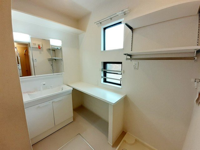 サニーガーデンⅠの洗面所|コンパクトで使いやすい洗面所