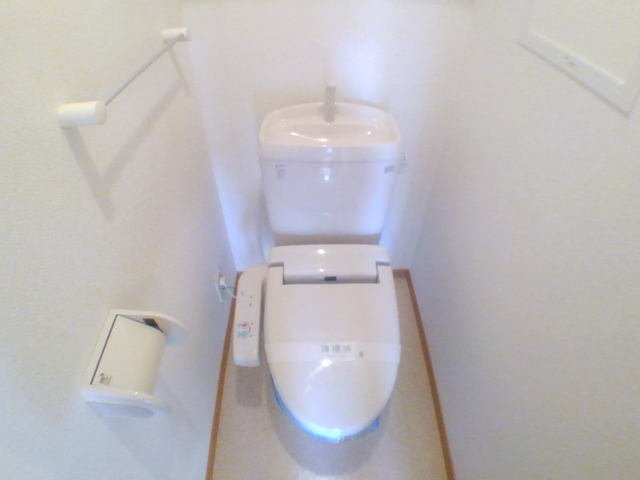 コモドポストのトイレ|落ち着いた色調のトイレです