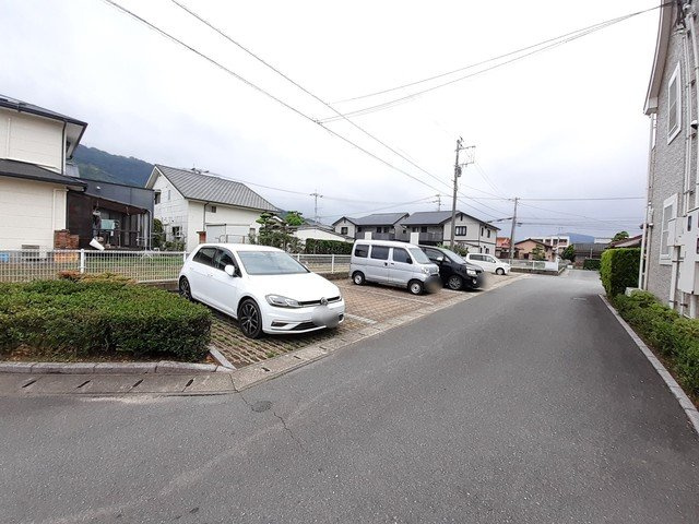 ライフコート鏡Ａの駐車場|車をお持ちの方に嬉しい駐車場付きの物件です