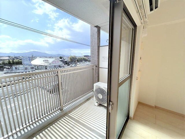 ルイシャトレ鏡のバルコニー|外からの目が気にならないバルコニーで洗濯物が干せます