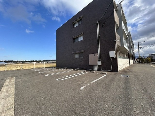 ルイシャトレ鏡の駐車場|駐車スペースもあります