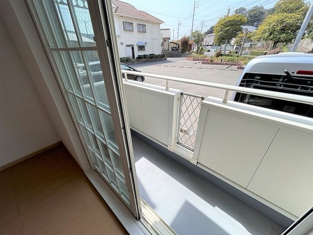 プリムヴェールＢのバルコニー|暖かな日差しのふりそそぐバルコニー