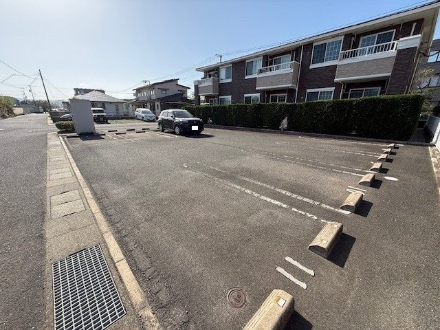 ラフィナート松南の駐車場|車をお持ちの方に嬉しい駐車場付きの物件です