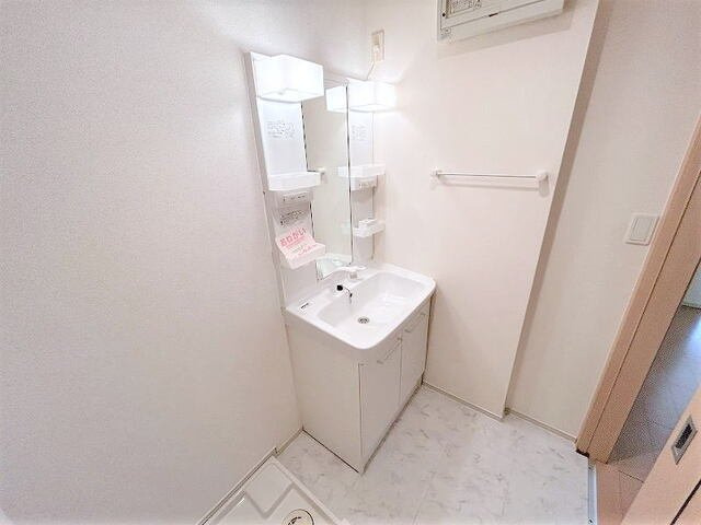 ベルセフォネⅢの洗面所|脱衣スペースもあります