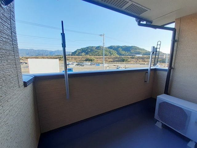 パインブライトＡのバルコニー|外からの目が気にならないバルコニーで洗濯物が干せます