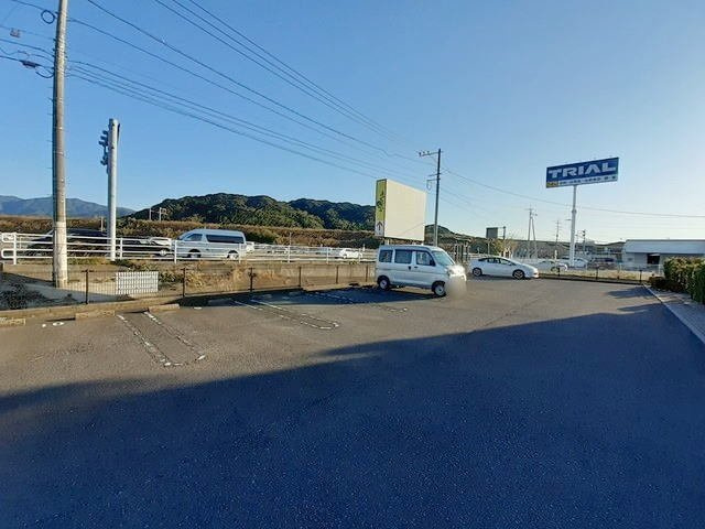 パインブライトＡの駐車場|車をお持ちの方に嬉しい駐車場付きの物件です