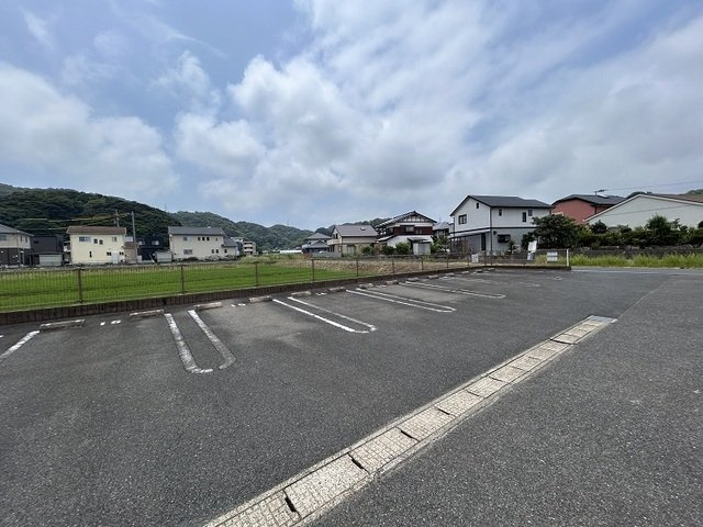 うらら１番館の駐車場|駐車場に車を止められます