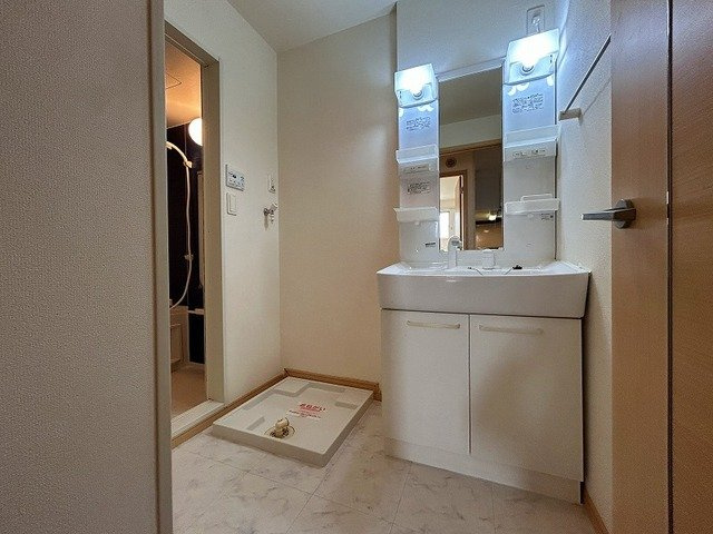 アヴァンツァート　Ⅱの洗面所|明るい洗面所です