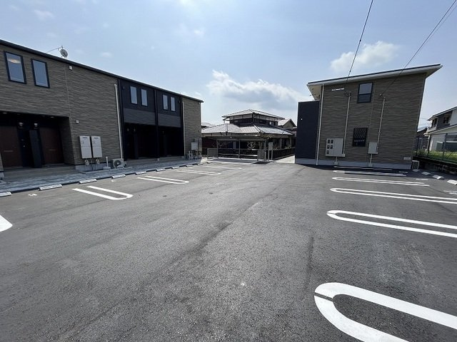 ヒカルサ唐津鬼塚Ⅰの駐車場|車をお持ちの方に嬉しい駐車場付きの物件です