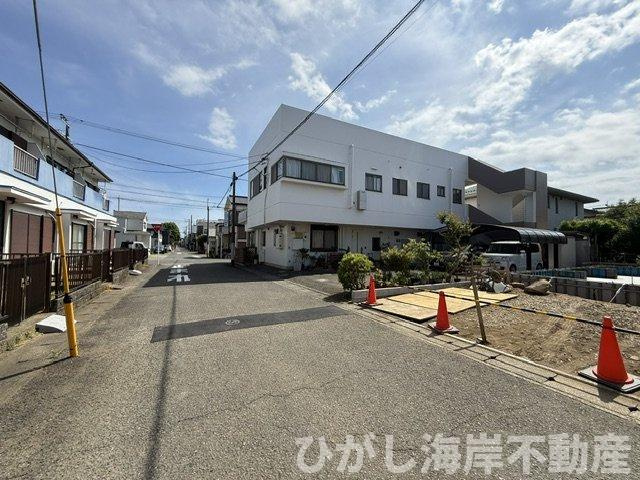 平塚市平塚２丁目　新築戸建　全２棟の前面道路含む現地写真|5月11日撮影　建築中　現地外観