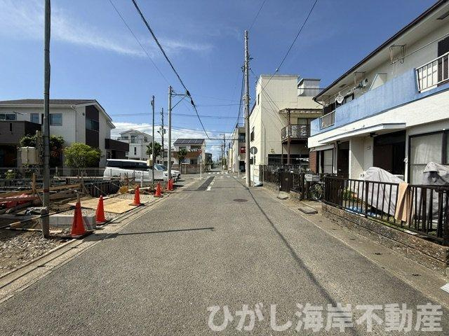 平塚市平塚２丁目　新築戸建　全２棟の前面道路含む現地写真|5月11日撮影　建築中　現地外観