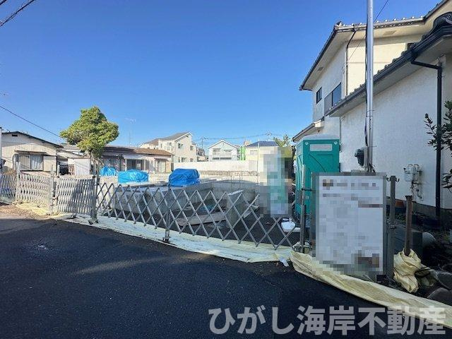 藤沢市辻堂６丁目　新築戸建　全３棟の前面道路含む現地写真|5月1日撮影　建築中　現地外観