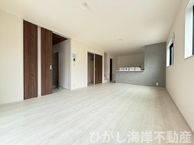 茅ヶ崎市菱沼１丁目　新築戸建　全２棟の居間・リビング|18帖　LDK