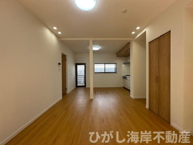 茅ケ崎市下町屋２丁目　中古戸建の居間・リビング|新規リフォーム完了！　11帖　LDK
