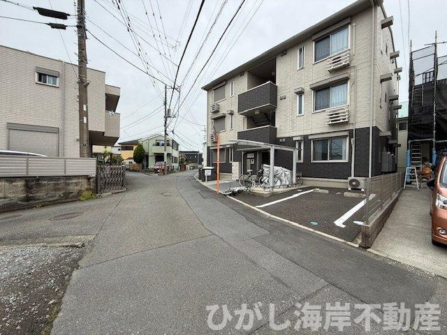 茅ヶ崎市菱沼2丁目　中古戸建の前面道路含む現地写真|4月24日撮影　リフォーム中　現地外観