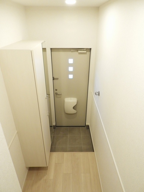 リバイドの玄関|ミラー付き大型シューズボックス