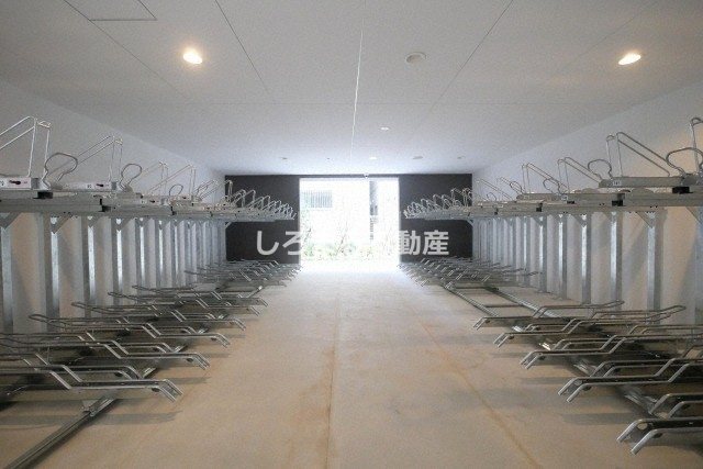 セレニテ本町東リアンの駐車場