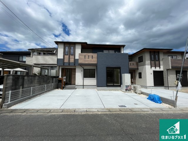 亀岡市古世町　新築一戸建ての外観|周辺は落ち着いた街並みの住宅地！子育てがしやすい住環境です！気になることがありましたら、お気軽にお問い合わせください！
