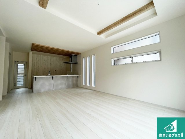 亀岡市古世町　新築一戸建ての居間・リビング|日当たり良好の明るいリビングで朝の目覚めもスッキリできそう！対面キッチンでご家族のコミュニケーションも自然と増える設計！小さなお子様が遊ぶスペースを作っても広々とくつろげるLDK！