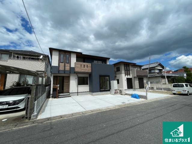 亀岡市古世町　新築一戸建ての外観|周辺は落ち着いた街並みの住宅地！子育てがしやすい住環境です！気になることがありましたら、お気軽にお問い合わせください！