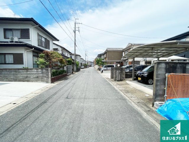 亀岡市古世町　新築一戸建ての前面道路含む現地写真|周辺は落ち着いた街並みの住宅地！子育てがしやすい住環境です！まだ未完成ですが、現地でしかわからない事もございます。是非一度ご覧ください。