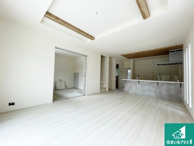 亀岡市古世町　新築一戸建ての居間・リビング|シンプルなリビングは、観葉植物等のインテリアを楽しめますね！パパ好みにも、ママ好みにも家具次第で雰囲気を変えることができます！
