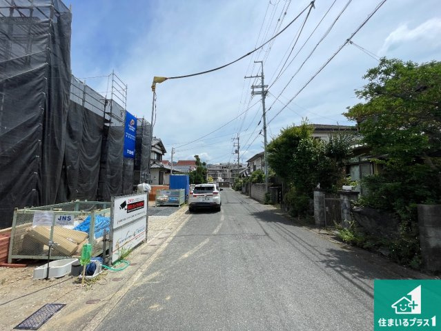 亀岡市古世町　新築一戸建ての前面道路含む現地写真|周辺は落ち着いた街並みの住宅地！子育てがしやすい住環境です！まだ未完成ですが、現地でしかわからない事もございます。是非一度ご覧ください。