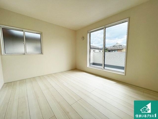 亀岡市古世町　新築一戸建ての洋室|寝室は心地よい眠りについてもらいたくて、シンプルかつ開放的な空間な設計にしています！大きな窓から差し込む日が心地いいです♪