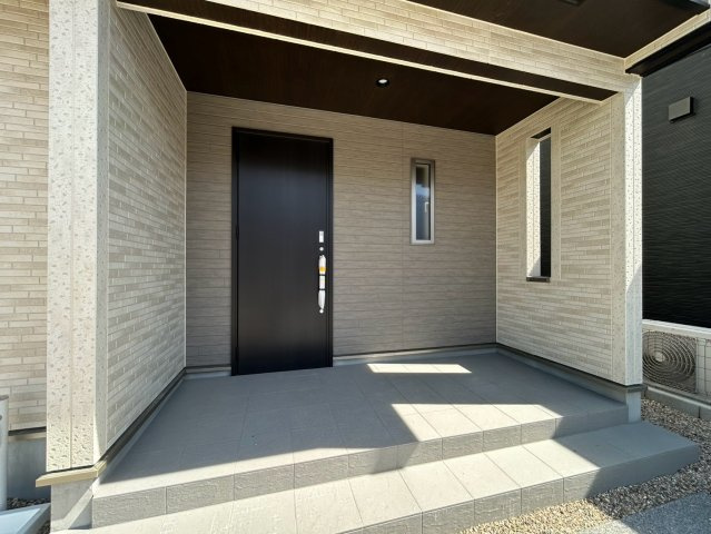 【商談中】ブルーミングガーデン　一宮市浅井町大日比野　全1区画分譲の玄関|専用のカードやスマートフォンで施解錠可能な玄関錠。快適さと防犯面に特化した、新世代の玄関ドアです。
鍵の毎回の開け閉めのイライラが減り、毎日の暮らしにゆとりが生まれます。