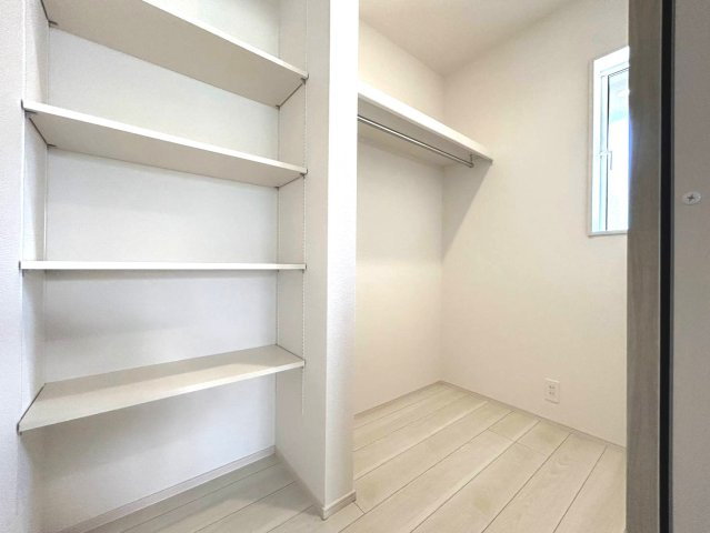 【商談中】ブルーミングガーデン　一宮市浅井町大日比野　全1区画分譲の収納|玄関隣の納戸です。ハンガーパイプと可動棚が付いておりとても便利で使い易いです。窓付きなので光も差し込みます。