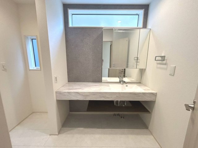 【商談中】ブルーミングガーデン　一宮市浅井町大日比野　全1区画分譲の独立洗面台|三面鏡裏スペースや、収納量がアップした洗面下部で、たっぷり収納できます。水栓やミラーはエコ仕様です。
電気やガス代の節約にもなります！一体成型ボウルを採用したお手入れも簡単な洗面化粧台。