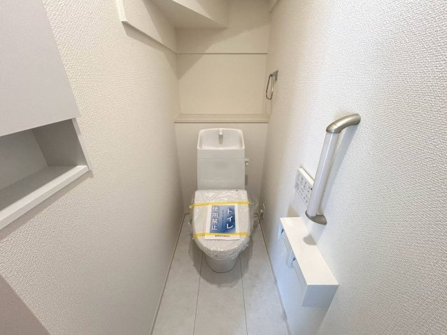 【商談中】ブルーミングガーデン　一宮市浅井町大日比野　全1区画分譲のトイレ|汚れが付きにくく落ちやすい表面加工と、掃除のしやすいフチレス形状便器の相乗効果でお手入れが楽々です。
節水型で家計にも優しい！温水洗浄便座で寒い冬も気持ちよくトイレ時間を過ごせます。