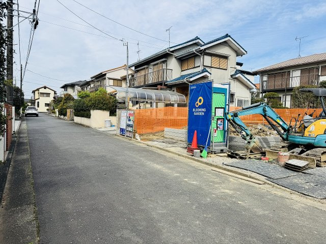 八王子市　北野台　新築一戸建ての前面道路含む現地写真|～南5ｍ道路に面しています～