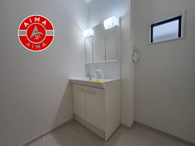 糟屋郡粕屋町内橋東1丁目第3-2棟（2号棟）　の内観：施工例|毎日使うものだから清潔な空間を保ちたい水回り。洗面にはそんな願いを解消させてくれる収納アイデアが満載です。三面鏡の裏側にはキャビネットが現れ小物から背の高い物まで収納できます。