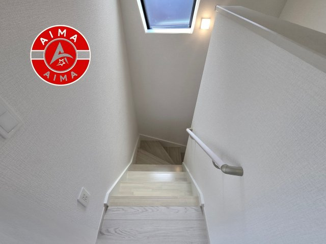 糟屋郡粕屋町内橋東1丁目第3-2棟（2号棟）　の内観：施工例|＜手すり付階段＞手すりがないと階段の昇り降りで危険なことはもちろん、壁に手をつきながら歩くことで壁紙が汚れやすくなります。すべての方に快適に昇り降りしていただくため、手すりを設置しました。