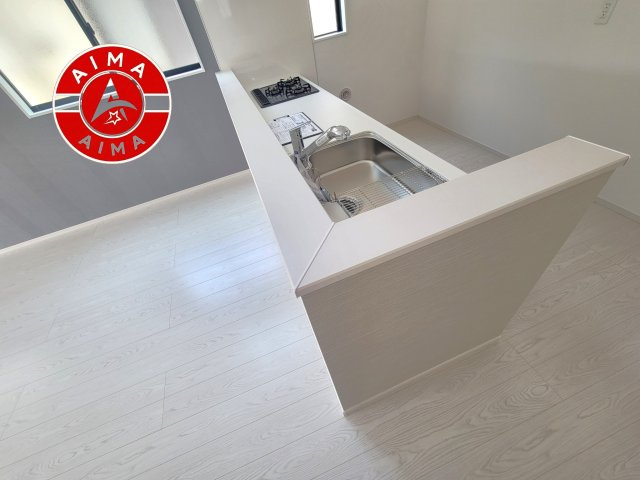 糟屋郡粕屋町内橋東1丁目第3-2棟（2号棟）　の内観：施工例|明るいキッチン作業スペースを多くとりました。ご夫婦でキッチンに立っても調理がしやすい広さです。食器類もすっきりと片付く収納は魅力的です。